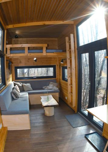 Ein Sitzbereich in der Unterkunft POP Tiny House Mátra