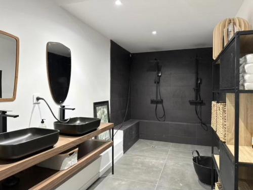 une salle de bain avec deux lavabos et une douche dans l'établissement Villa avec piscine 14 personnes - Pinarello, à La Celle-sous-Gouzon