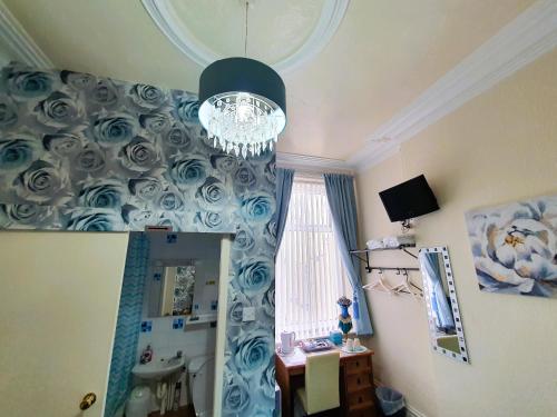 Μια τηλεόραση ή/και κέντρο ψυχαγωγίας στο Windsor House Hotel