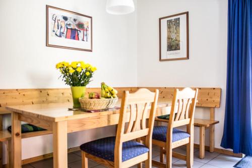 a dining room table and chairs with a bowl of fruit at Ferienwohnung Ferienhäuser am Brocken, 60 qm 2 Schlafzimmer in Ilsenburg