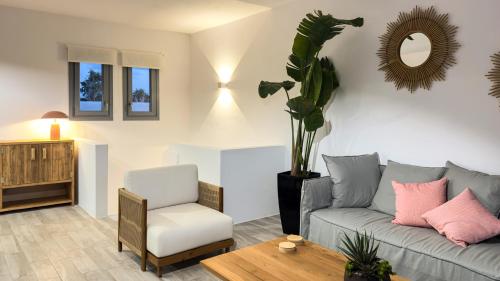 Fotografie z fotogalerie ubytování The Nine Graces- Chloe, Charming Naxos Home with Pool & Garden v destinaci Kastraki Naxou