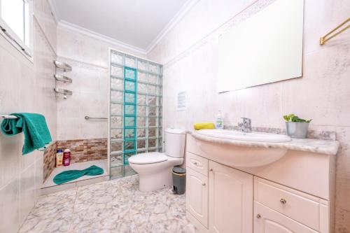 Un baño con lavabo, inodoro y ducha. en MarySol 5 terrace with sea views, close to the sea, en Punta Mujeres