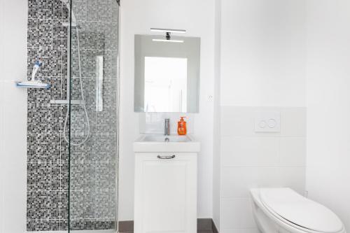 une salle de bain blanche avec un lavabo et une douche dans l'établissement Chambre indépendante Recouvrance, à Brest