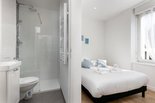 - une salle de bains blanche avec un lit et des toilettes dans l'établissement Chambre indépendante La Bergère de Domrémy, à Brest