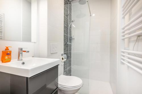 une salle de bain blanche avec des toilettes et un lavabo dans l'établissement Chambre indépendante Bellepoule, à Brest