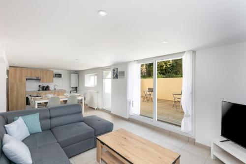 un salon avec un canapé et une table dans l'établissement Chambre indépendante Bellepoule, à Brest