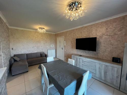 Televisyen dan/atau pusat hiburan di Luana'S Home