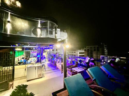 Φωτογραφία από το άλμπουμ του Sofiana My Khe Hotel & Spa - Rooftop Pool Bar - Free Craft Beer and 20 minute Spa per Room σε Da Nang