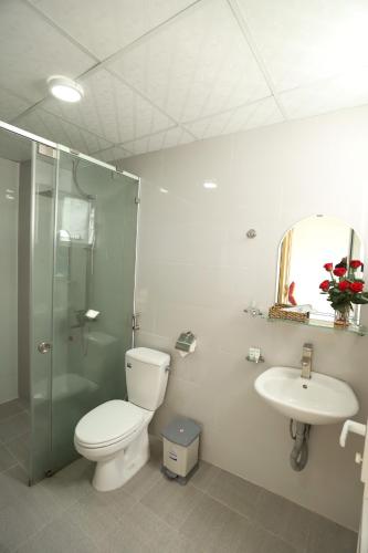 a bathroom with a toilet and a sink and a shower at THANH 2 Dalat in Da Lat