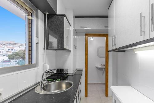 Kuchyň nebo kuchyňský kout v ubytování Arenales Seaside Apartment - Pool, Beach & Parking