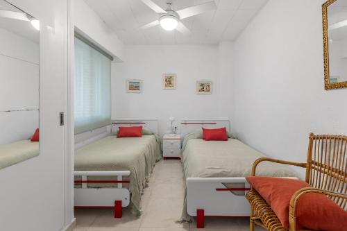 Postel nebo postele na pokoji v ubytování Arenales Seaside Apartment - Pool, Beach & Parking