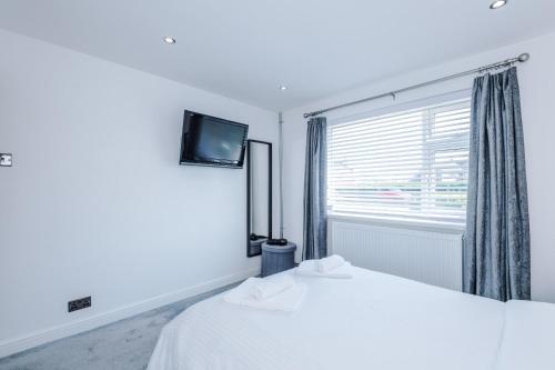Televisyen dan/atau pusat hiburan di Modern 1BR Apartment in Whitefield