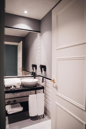 a bathroom with a sink and a mirror at GRANDE HOTEL PARIS by STAY HOTELS in Porto