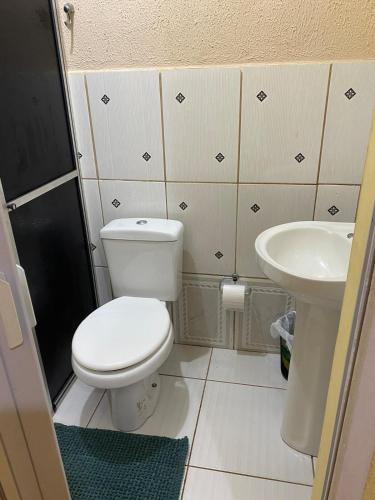 a small bathroom with a toilet and a sink at Sobrado inteligente com ótima localização in Foz do Iguaçu