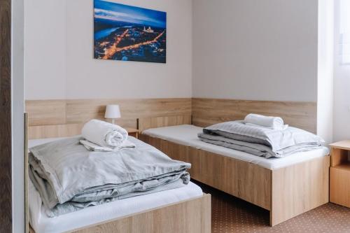 two twin beds in a room with a picture on the wall at DW Turysta in Licheń Stary