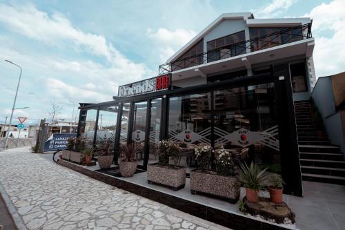 シュコダルにあるFriends Hotelの鉢植えの建物