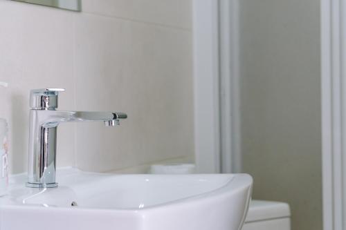 a bathroom with a sink and a faucet at DW Turysta in Licheń Stary