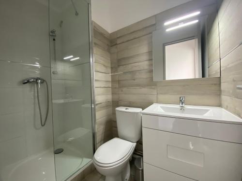 une salle de bain avec toilettes, lavabo et douche dans l'établissement Évasion paisible au Ponant, entre pins & étang , plage a pied, à La Grande Motte