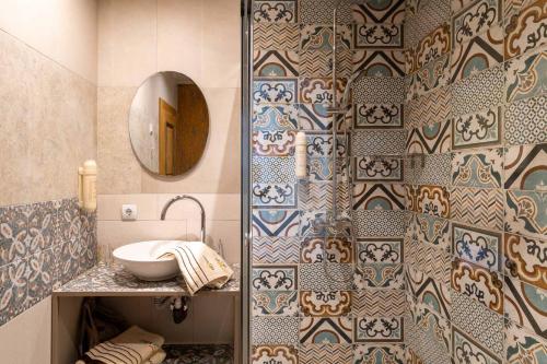 a bathroom with a sink and a mirror at Hotel Casa Art in Oreshak