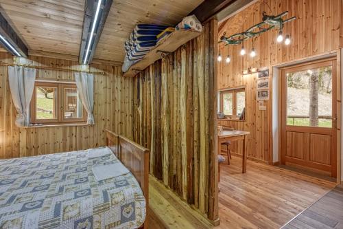 a log cabin bedroom with a bed and a desk at Enchanted Cosy Chalet Kalanka - Happy Rentals in Kal