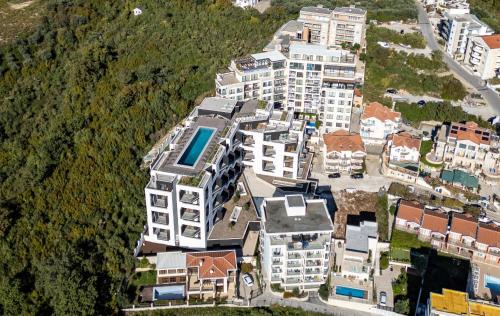 Nespecifikovaný výhled na destinaci Bečići nebo výhled na město při pohledu z apartmánu