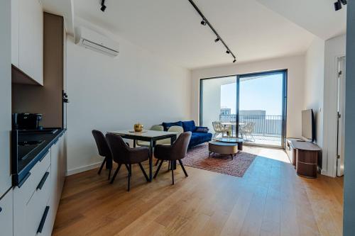 Una televisión o centro de entretenimiento en Sunshine Appartement Budva