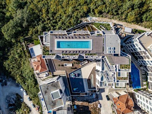una vista dall'alto di un edificio con piscina di Sunshine Appartement Budva a Bečići