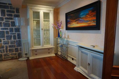 salon z obrazem na ścianie w obiekcie APARTAMENTO UXUE. w mieście Mundaka