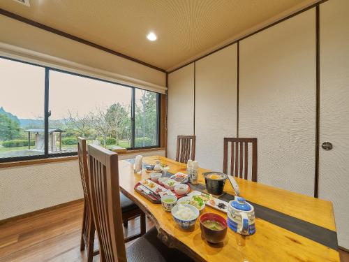 a dining room with a table with food on it at あさぎり山荘ひばり in Asagiri