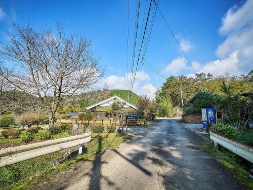 a road with a house on the side of it at あさぎり山荘ひばり in Asagiri