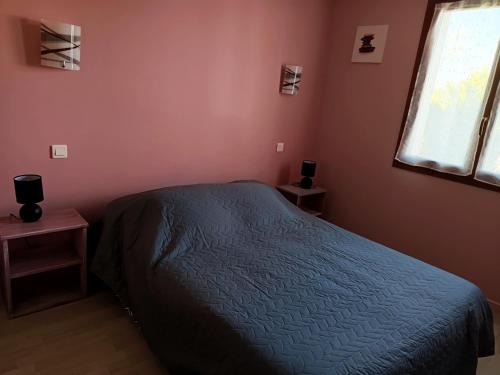 Ein Bett oder Betten in einem Zimmer der Unterkunft Maison de la famille et des amis