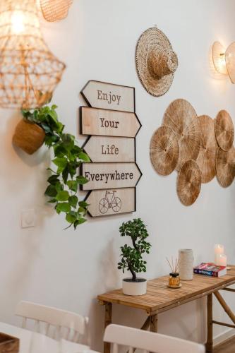 une chambre avec une table et des panneaux sur le mur dans l'établissement OIQIA • Satori • Maya, à Boulogne-sur-Mer