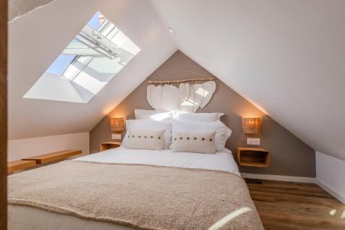 une chambre avec un grand lit dans un grenier dans l'établissement OIQIA • Satori • Maya, à Boulogne-sur-Mer
