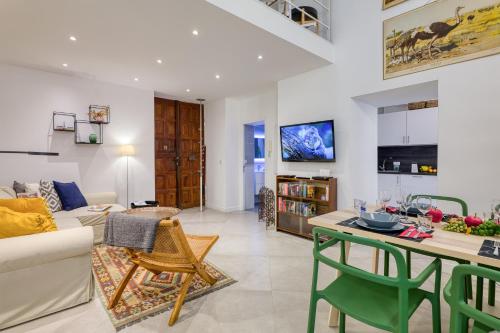 un salon avec un canapé et une table dans l'établissement Two Levels Apt In Historical Building - Happy Rentals, à Menton