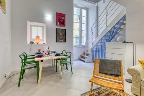 une salle à manger avec une table et des chaises vertes dans l'établissement Two Levels Apt In Historical Building - Happy Rentals, à Menton