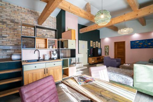 a kitchen and living room with a table and chairs at Hotel Casa Art in Oreshak