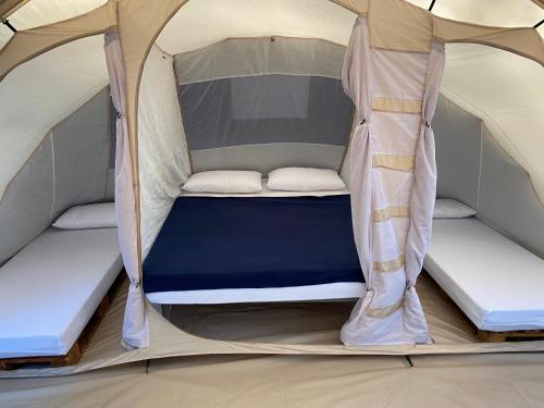 Voodi või voodid majutusasutuse Bella Tents - Glamping Vibes toas