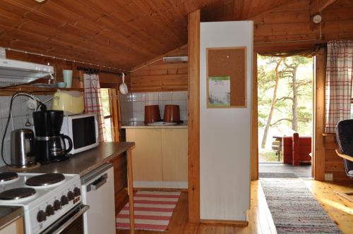 a kitchen with a stove top oven in a cabin at Hinders Cottages in Nauvo