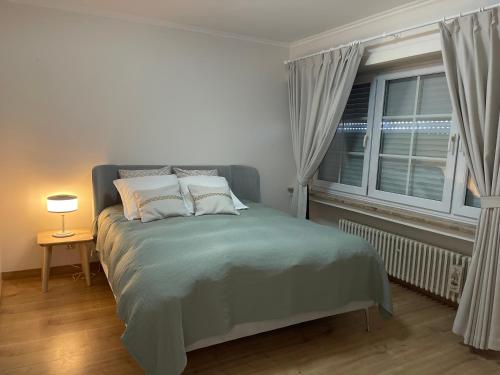 una camera con un letto con una finestra e un tavolo di 暖暖屋 a Mamer