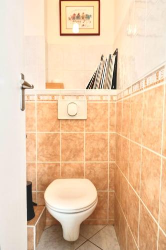 une salle de bain avec toilettes dans une chambre dans l'établissement 3 Pièces CENTRE DE CANNES, à Cannes