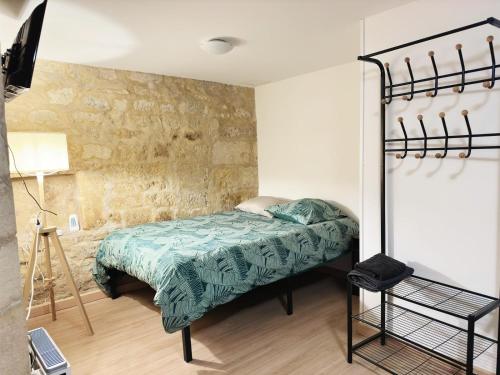 a bedroom with a bunk bed in a room at Pequeño Estudio en Beaucaire in Beaucaire