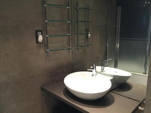 Un baño con lavabo blanco y ducha. en Victor Hugo 4 dcha 2E by Forever Rentals, en Madrid
