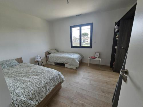 une chambre avec deux lits et une fenêtre dans l'établissement Beautiful House, Villa, Pool VILLA AZURE PISCINE, à Magalas