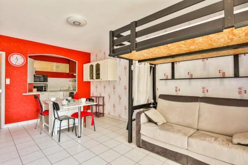 - un salon avec un canapé et une table dans l'établissement Valentin - 50m plage - Parking, à Plage-des-Demoiselles