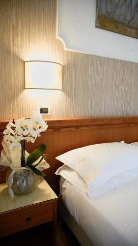 Ένα ή περισσότερα κρεβάτια σε δωμάτιο στο Hotel Alexander