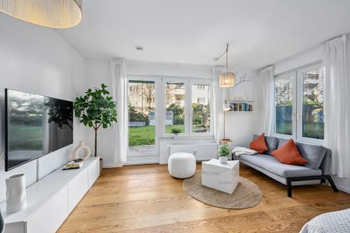 TV a/nebo společenská místnost v ubytování TRABER APARTMENTS Studio Kaffee Terrasse & Parken