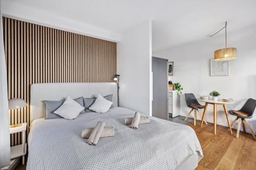 Postel nebo postele na pokoji v ubytování TRABER APARTMENTS Studio Kaffee Terrasse & Parken