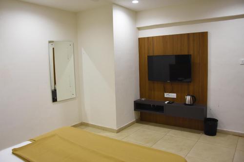Una televisión o centro de entretenimiento en Prince Residency