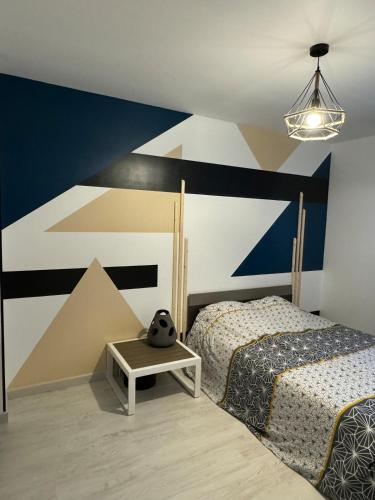 - une chambre avec 2 lits et un mur bleu et blanc dans l'établissement Maison neuve Contemporaine, à Yvetot Bocage