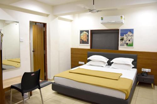 Una cama o camas en una habitación de Prince Residency